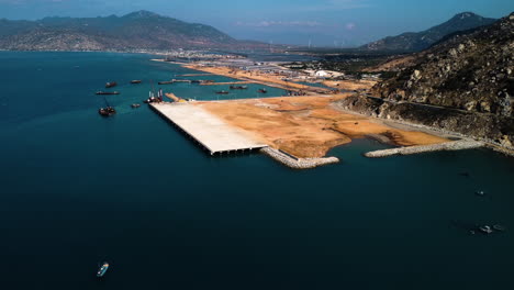 Construcción-Del-Puerto-Masivo-De-Ca-Na-En-Vietnam,-Vista-Aérea-De-Drones-Sobre-El-Océano-Azul