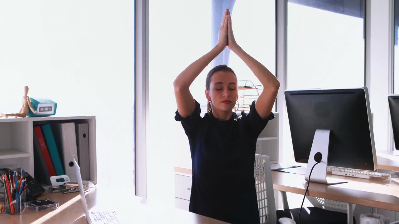 mujer ejecutiva haciendo yoga 4k