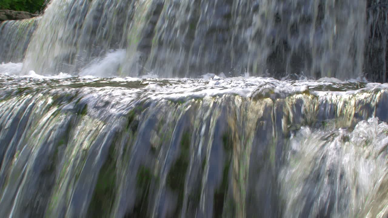 hermosa cascada que fluye cascada yorkshire en el día soleado 1