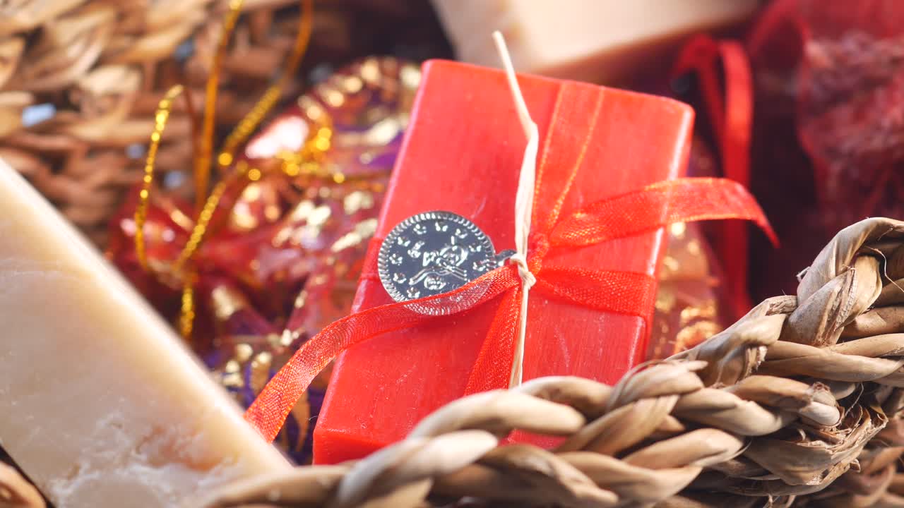 jabón rojo envuelto en una canasta