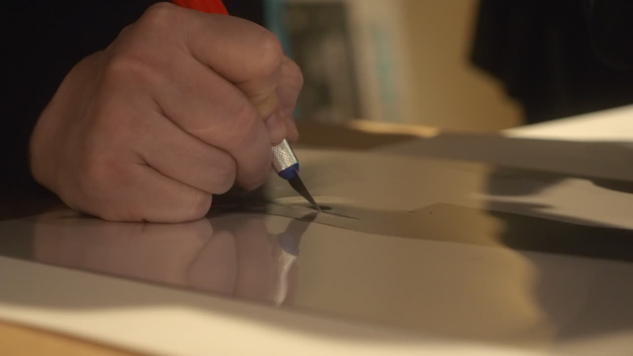 옛날의 크리에이티브 아트 하우스 (creative art house) 에서 사용된 스토 칼, 칼날이 아세테이트를 잘라낸다.