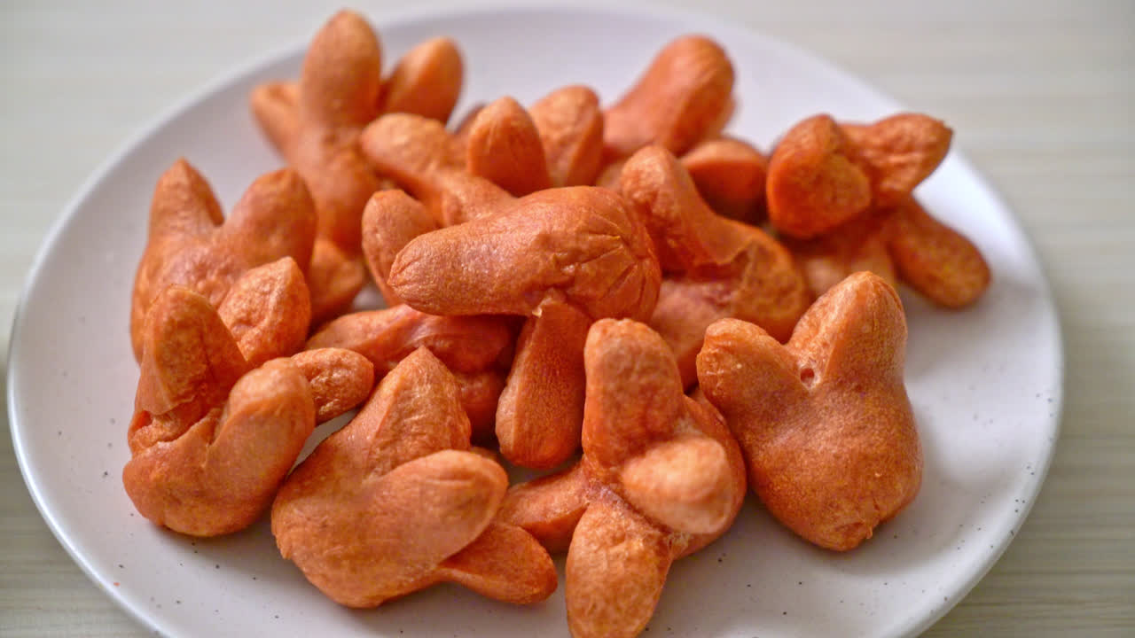 디핑 소스와 함께 튀긴 소시지