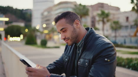 Junger-Mann-Benutzt-Smartphone-Im-Freien.