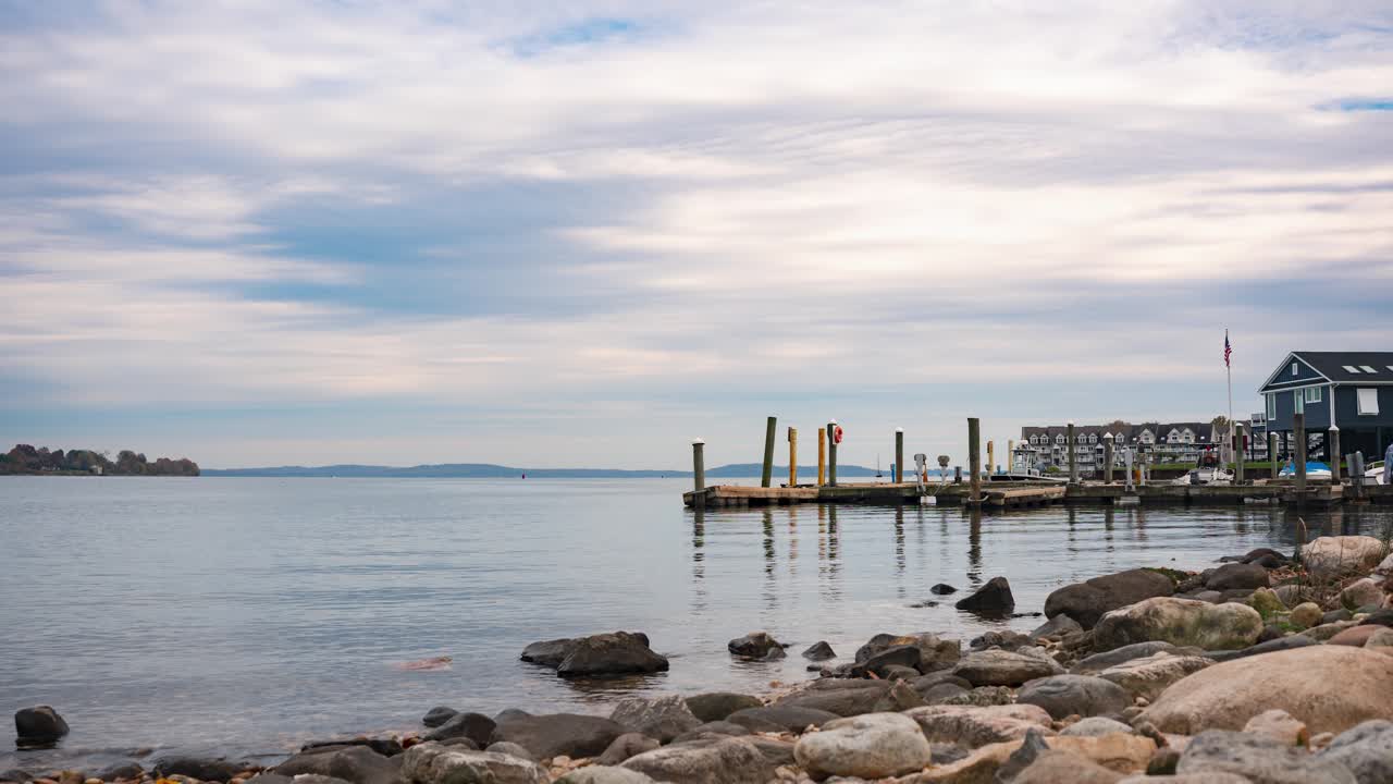 lapso de tiempo de la costa de la bahía de chesapeake con nubes que pasan y un barco que regresa al muelle