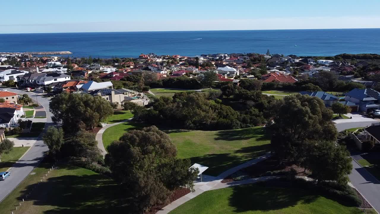 Sobborgo di Mindarie a Perth, vista aerea su un parco con l'oceano sullo sfondo