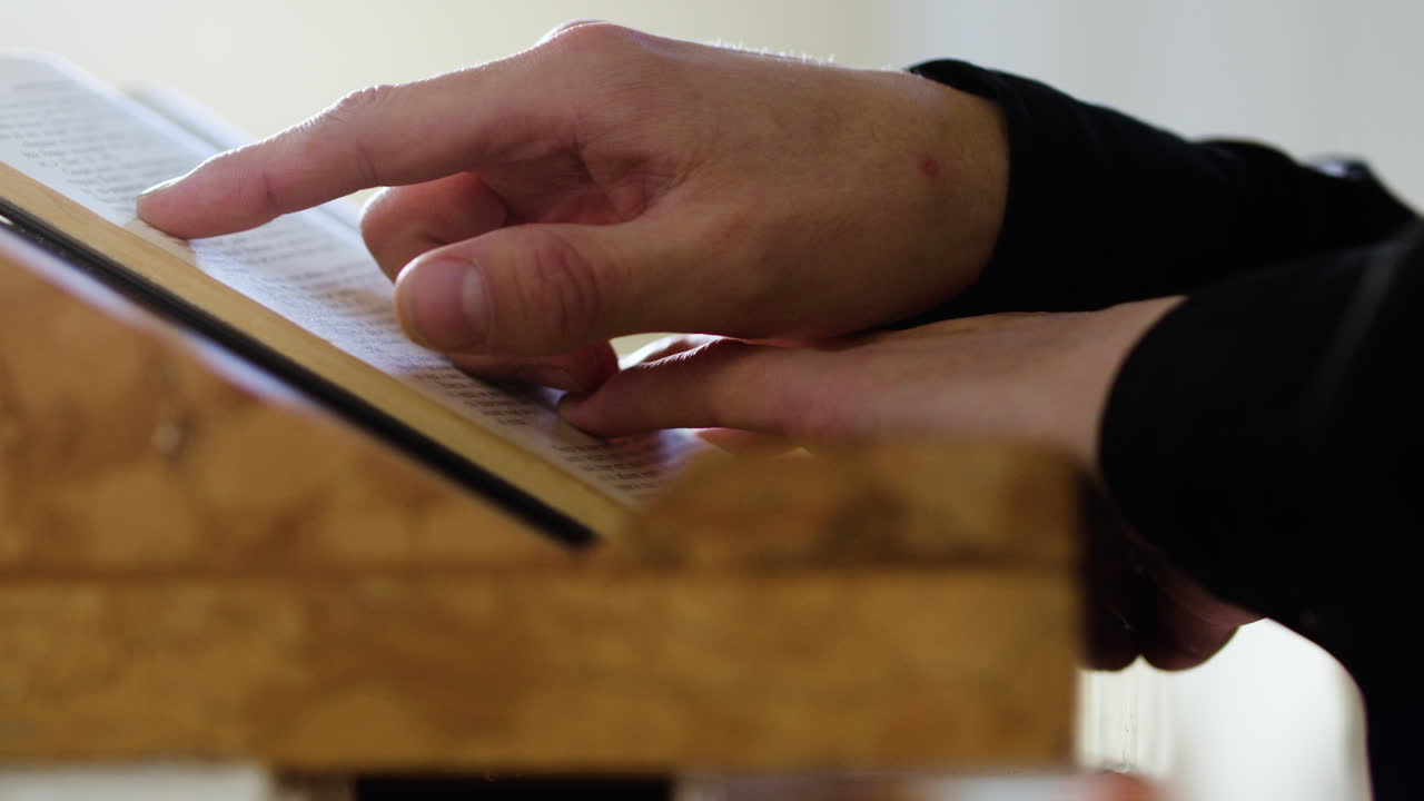 미사 에 참석 하는 사제