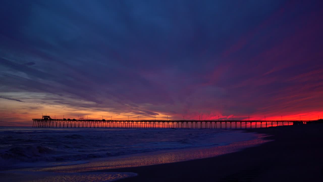lapso de tiempo de cielo rojo ardiente en el borde del océano