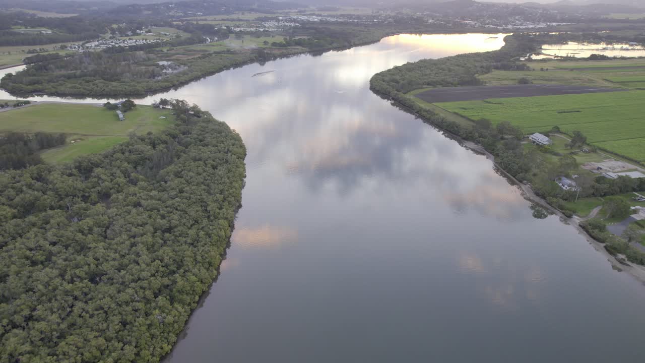 río maroochy con el reflejo del cielo en la región de la costa del sol, queensland, australia - toma aérea