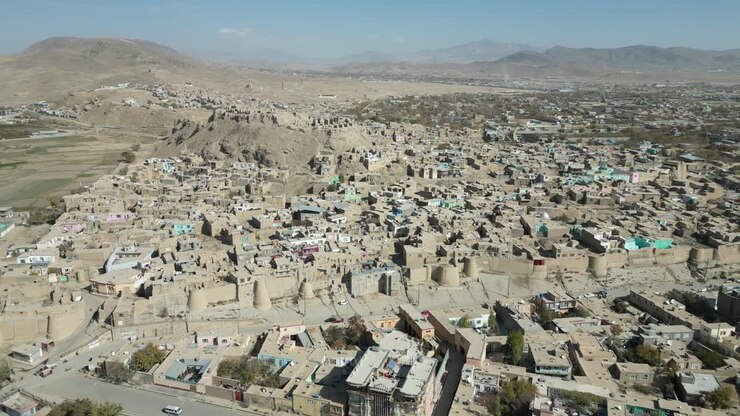 Vista aerea da drone di Ghazni della storica cittadella fortezza medievale, traffico stradale, edifici e case della città, Afghanistan