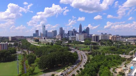 toma aérea de drones de charlotte, horizonte de la ciudad de nc