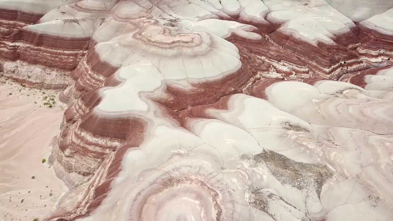 colinas rocosas rayadas escénicas en el desierto de utah, ee.uu.