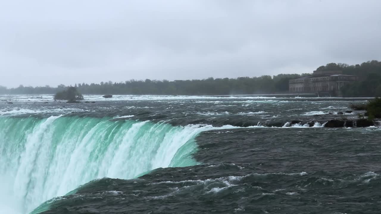 Panoramiczny widok Wodospadów Niagara sfotografowany przed zmierzchem w pochmurny dzień, szeroki kąt