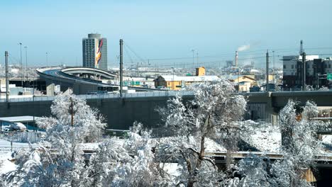 un metraje dinámico de lapso de tiempo del amanecer en la ciudad de denver, colorado cubierto de nieve espesa debido a una tormenta de invierno