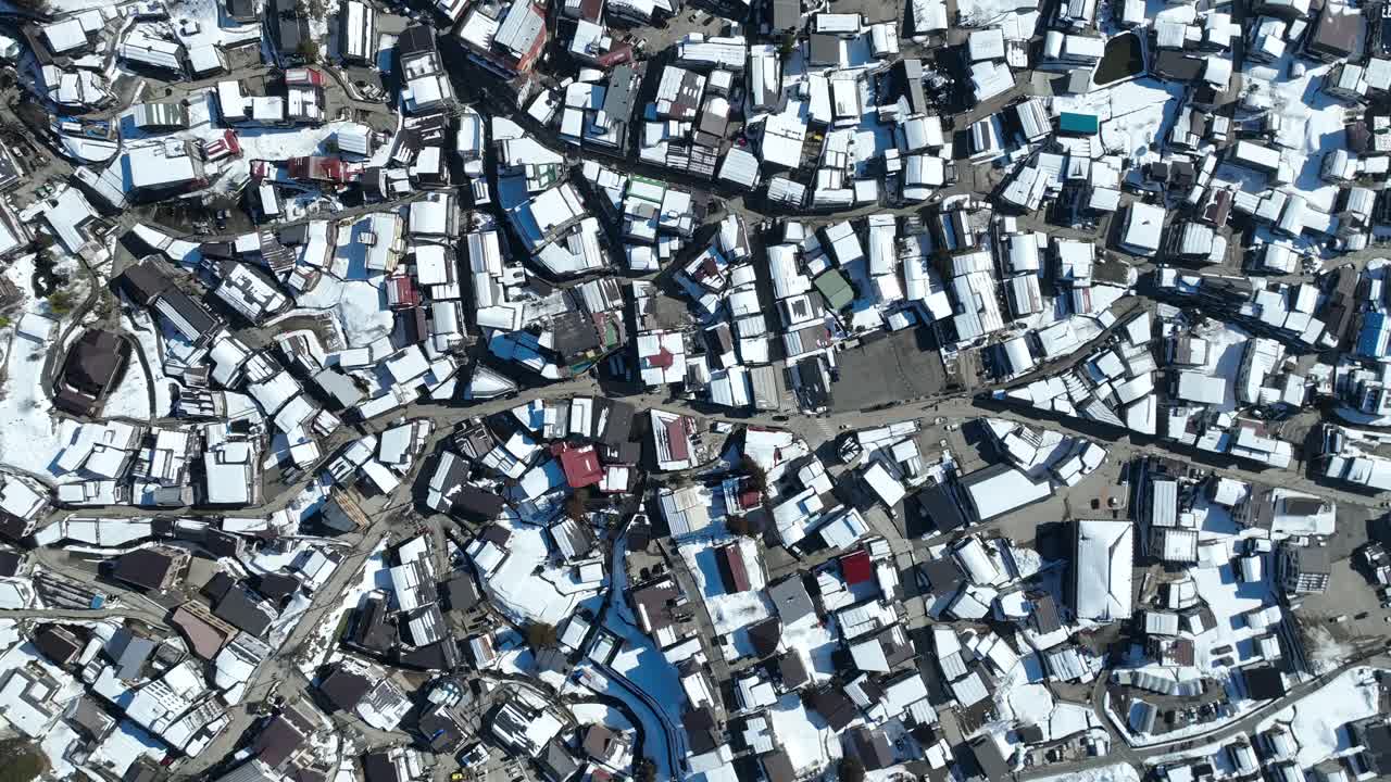 일본의 노자와온센 산악 스키 리조트 마을의 위쪽을 추적하는 측면을 설정합니다.