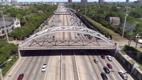 Vista-Aérea-Del-Tráfico-Sobre-La-Autopista-Principal-En-Houston,-Texas