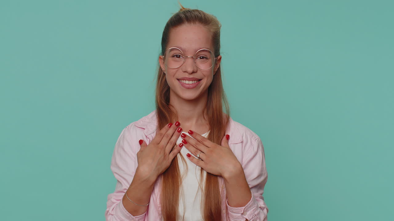 confundida molesta disgustada niña adolescente señalándose a sí misma con los dedos, rechazo, negativa, señal de parada