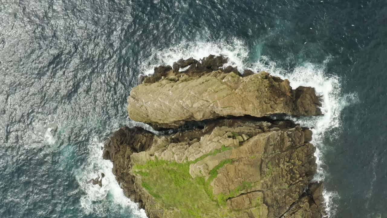 vista aérea de la punta de ilheu de rosto de cao en las azores