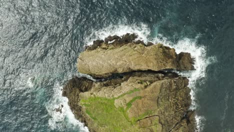 Vista-Aérea-De-La-Punta-Del-Islote-De-Face-De-Cao-En-Las-Azores