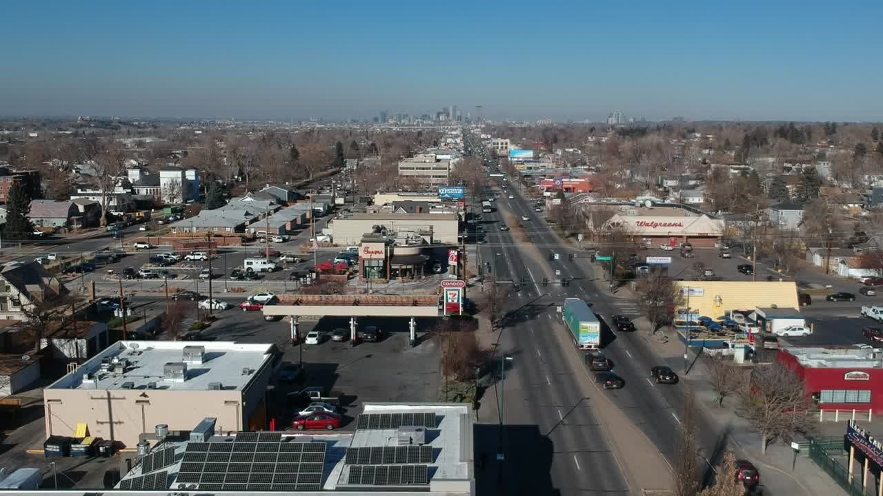 콜로라도 덴버 남쪽의 주요 도로를 지나