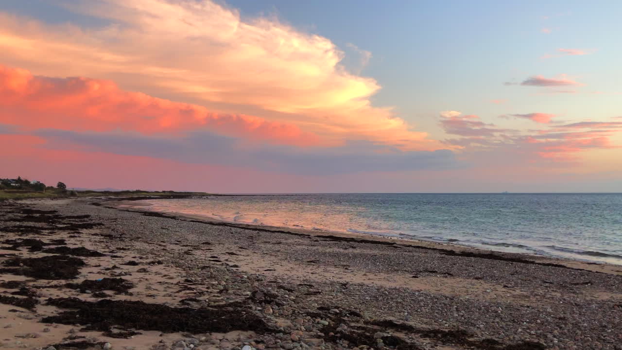 Cielo color vaniglia sulla spiaggia al tramonto