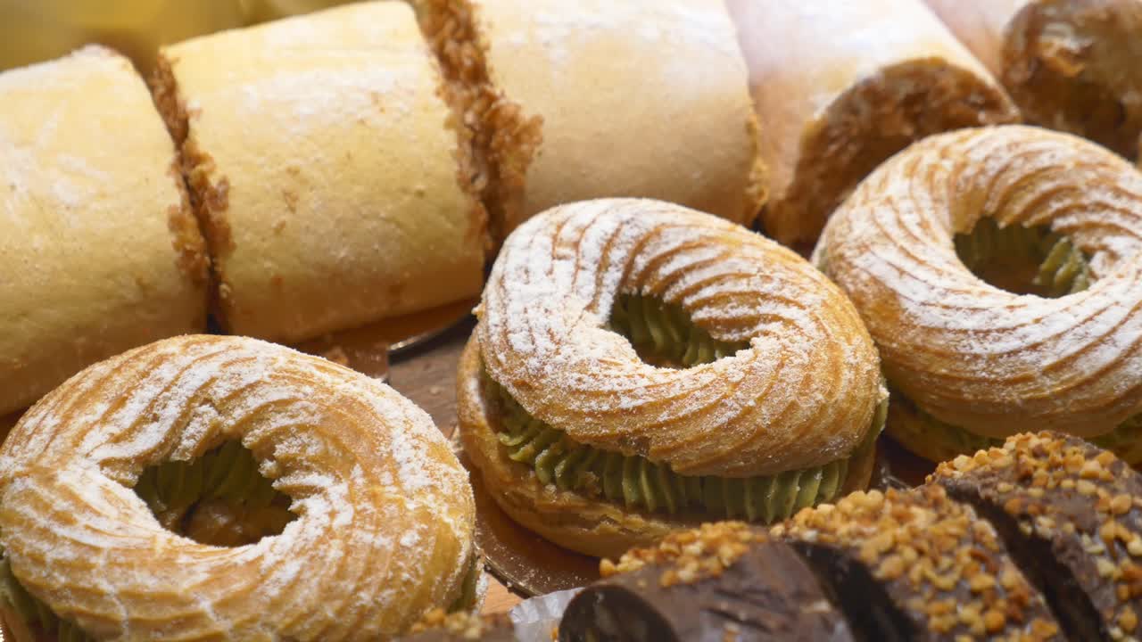 deliciosos pasteles y pasteles en exhibición