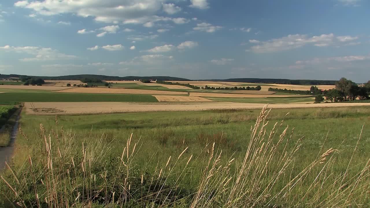 hermoso panorama disparó sobre campos en baviera cerca de mendorf en verano, alemania-2