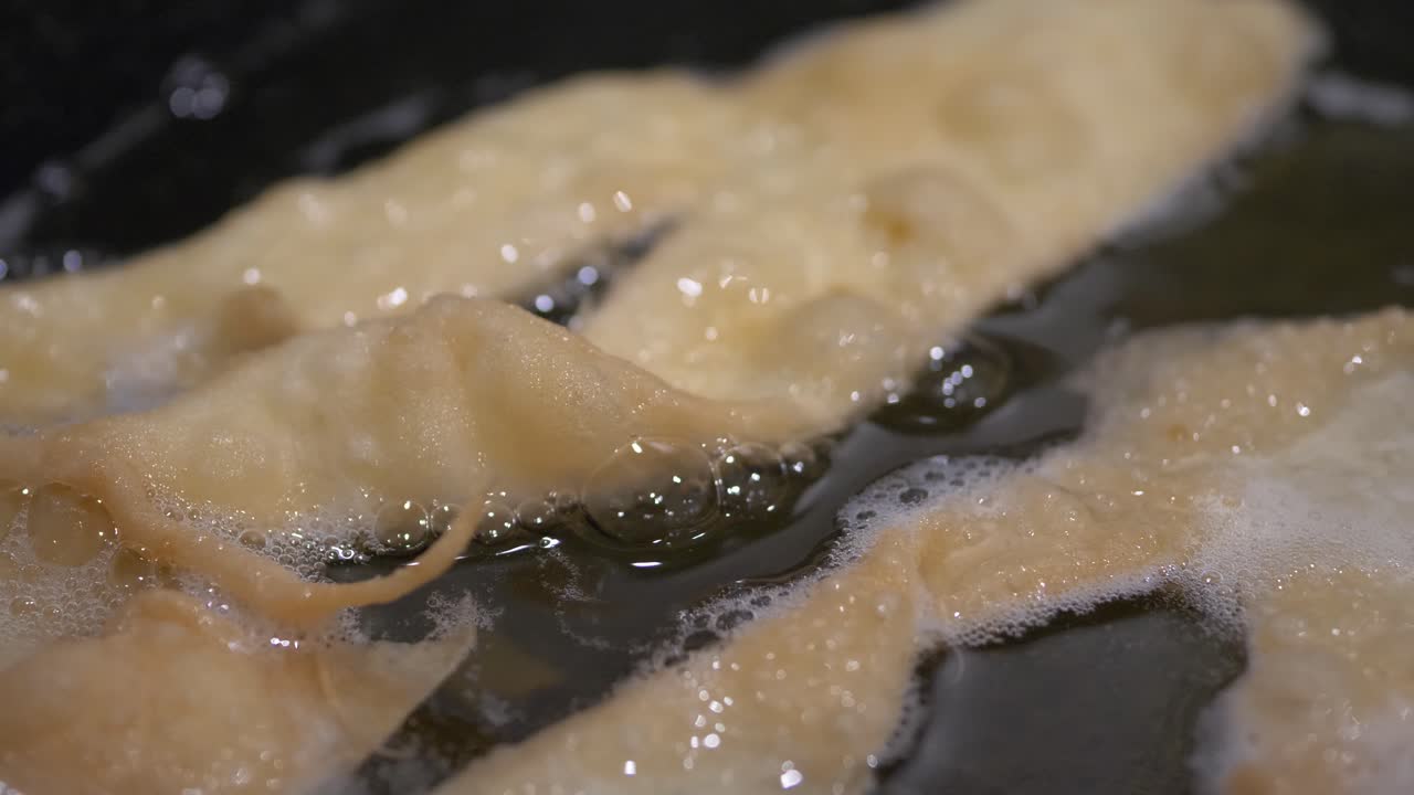 맛있는 오일리 파워키 폴란드 천사 요리 프라이 클로즈업 매크로