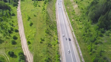 vista aérea de una carretera que pasa por un campo verde