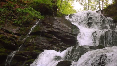 Landschaft-Mit-Wasserfall-Und-Fluss,-Der-In-Den-Bergen-Fließt.-Kaskadenwasserfall