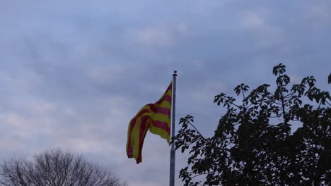 Die-Katalanische-Flagge-Flattert-Im-Wind-Auf-Dem-Montjuïc-Mit-Einem-Fleckigen-Himmel-Dahinter
