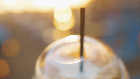 bebida de café frío para llevar a la luz del atardecer