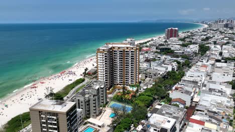 pepe beach en barra da tijuca en rio de janeiro brasil