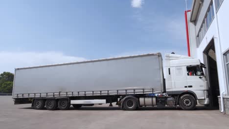 un camión con unidades de regreso de una estación de servicio después del mantenimiento anual