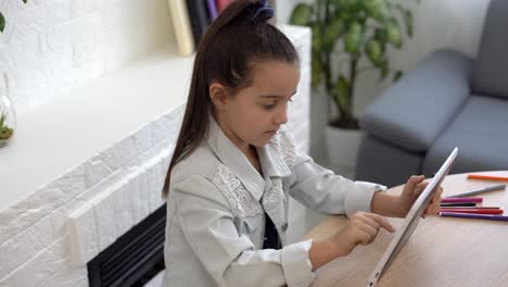 La-Gente,-Los-Niños-Y-El-Concepto-De-Educación---Chica-Con-Tablet-Pc-Escribiendo-En-Casa