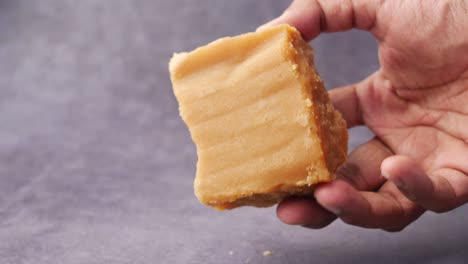 cubo de azúcar de caña tradicional en la mesa