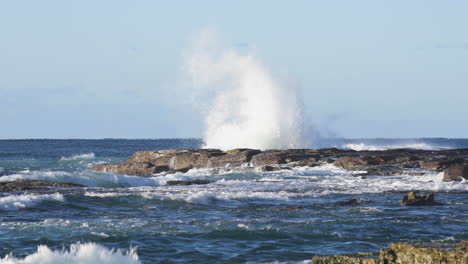 olas rompiendo en las rocas del océano en la distancia y luego frente a la pantalla en cámara lenta turimetta beach sydney australia