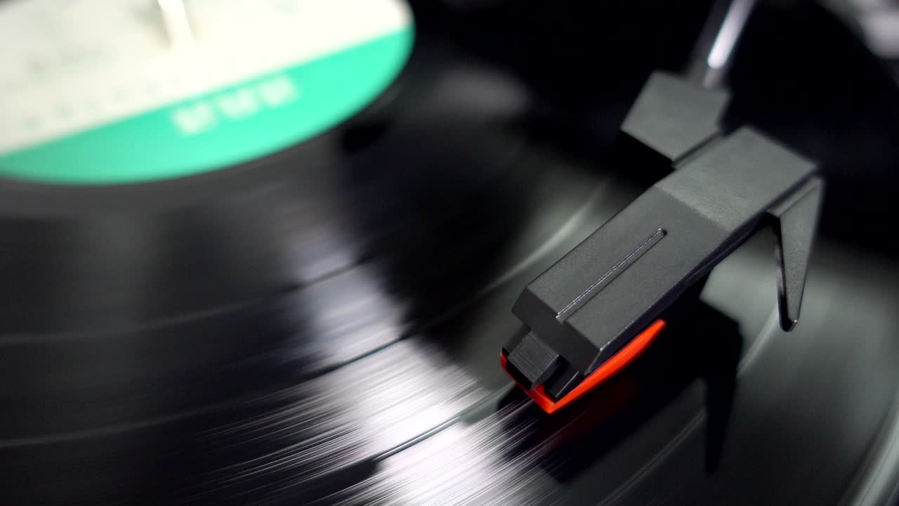 음반 (vinyl) 음반 (lp) 에 있는 그래모폰 (gramophone) 또는 음반 (turntable) 에 있는 픽업 (pickup) 또는 트랜스듀서 (transducer) - 블랙 뮤지컬 롱 플레이 앨범 디스크 (black musical long play album disc) 12인치 33rpm 스피럴 그루브 (spiral groove) - 스테레오 사운드 재생 (stereo sound play