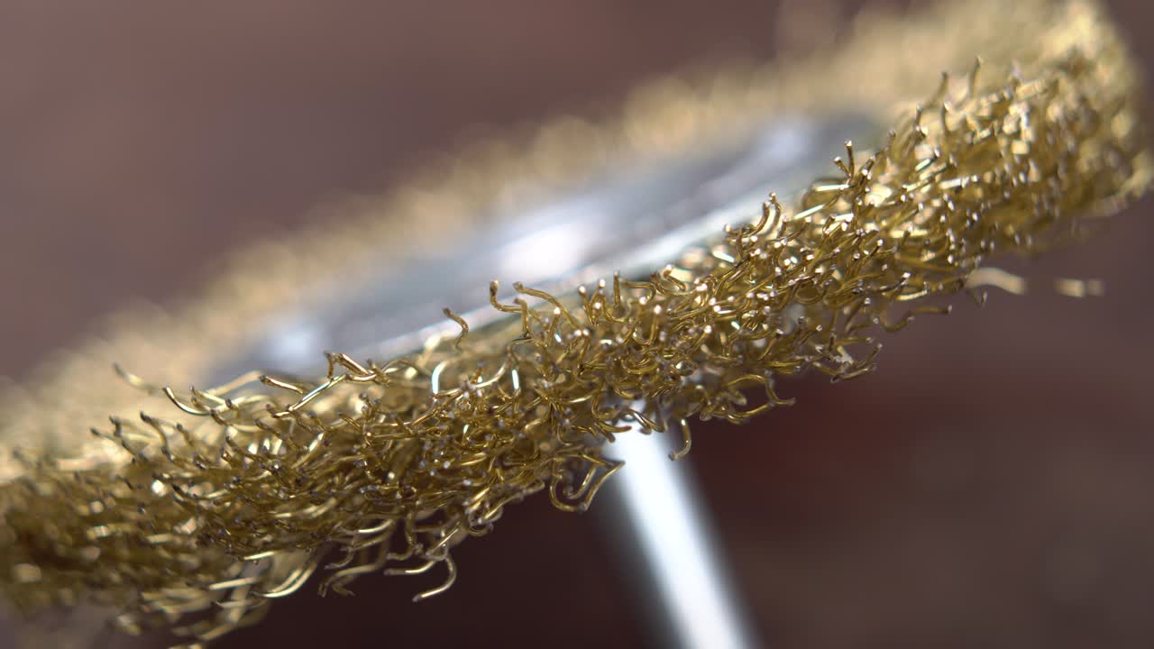 медный диск для буровой машины на деревянном фоне. макро. селективный фокус