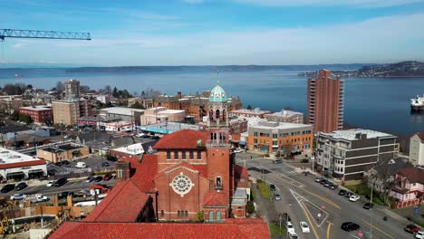 vista aérea de la primera iglesia presbiteriana en tacoma, washington - retirada de drones