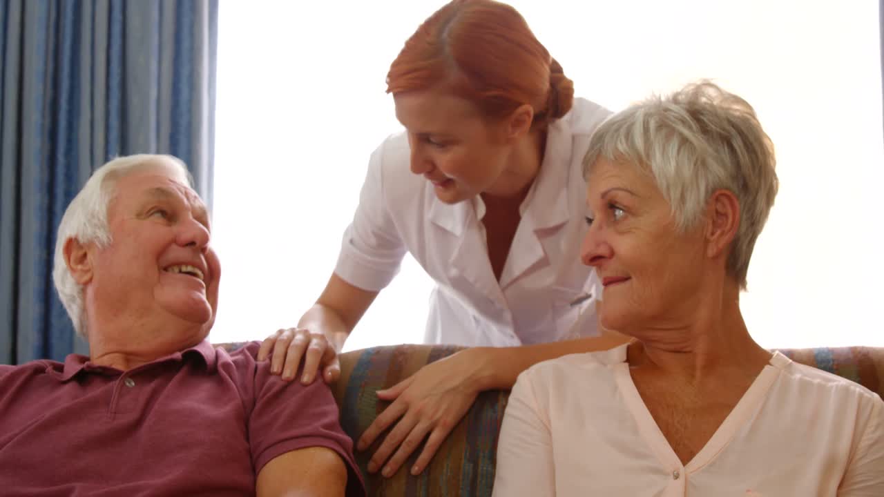 의사 가 노인 부부 와 대화 하고 있다