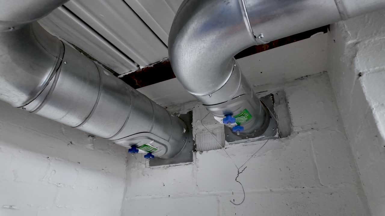 Ống dẫn kim loại và van trong hệ thống thông gió công nghiệp trên trần tầng hầm văn phòng, hệ thống điều hòa không khí và cơ sở hạ tầng sưởi ấm, bảo trì tòa nhà