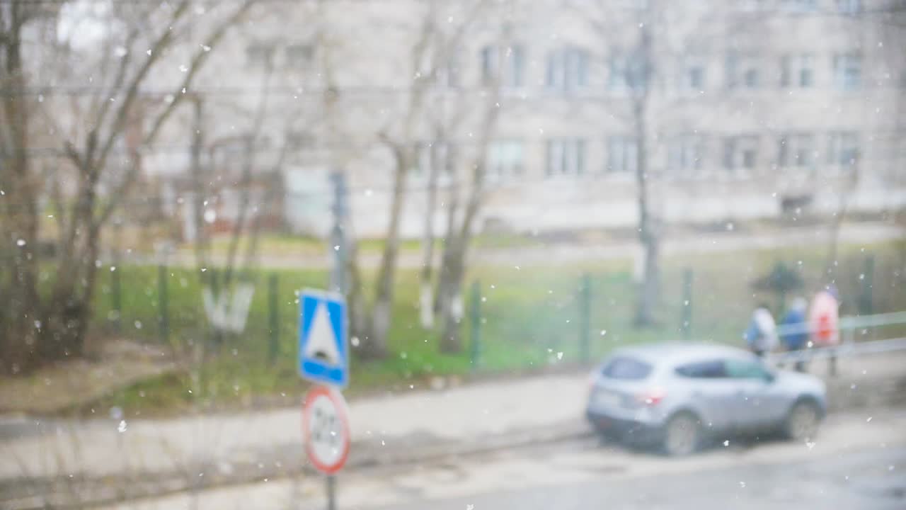 창문 에서 눈 인 날 거리 풍경