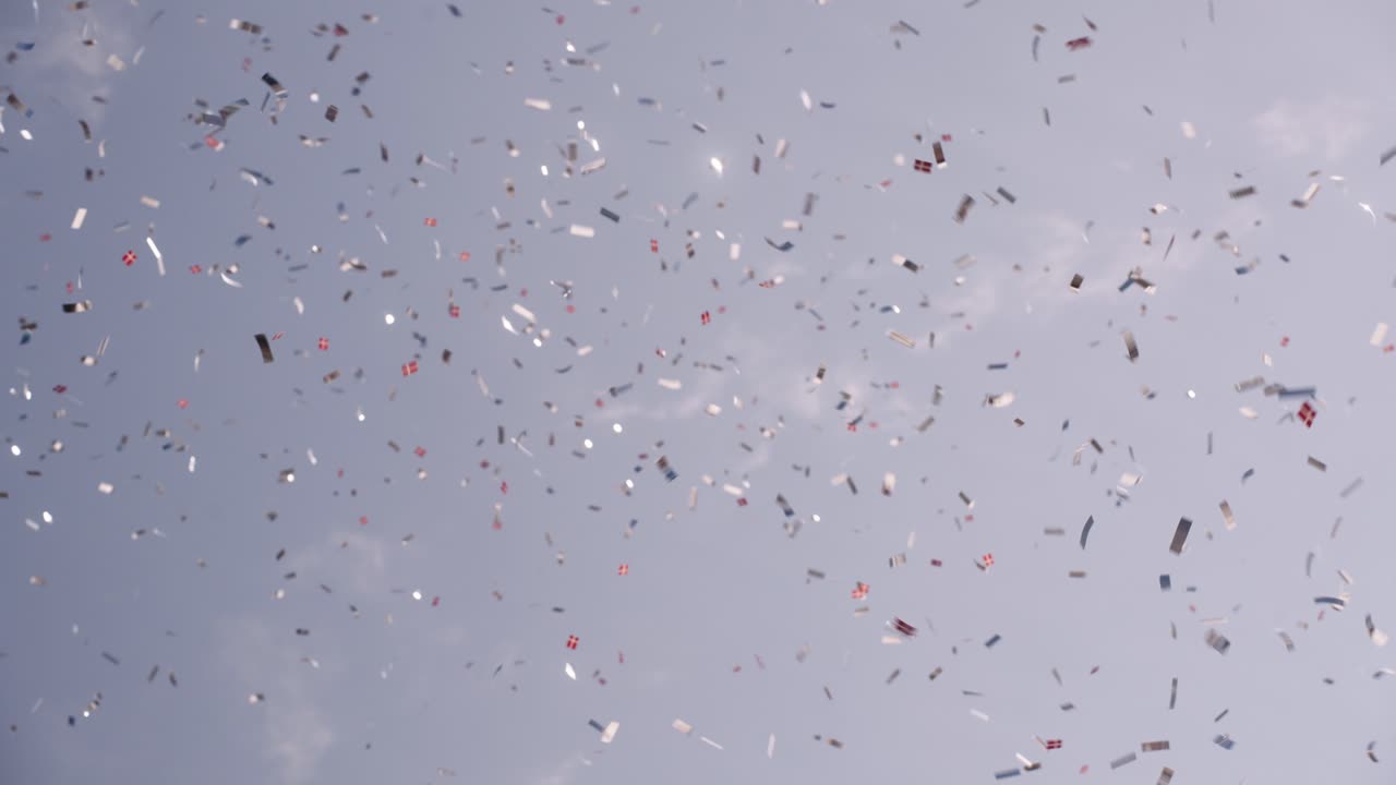 푸른 하늘을 배경으로 콘페티와 작은 덴마크 발