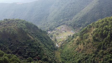 Un-Vuelo-Aéreo-Sobre-Las-Estribaciones-Boscosas-De-Las-Montañas-Del-Himalaya-En-Nepal