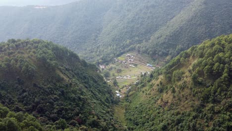 un vuelo aéreo sobre las estribaciones boscosas de las montañas del himalaya en nepal