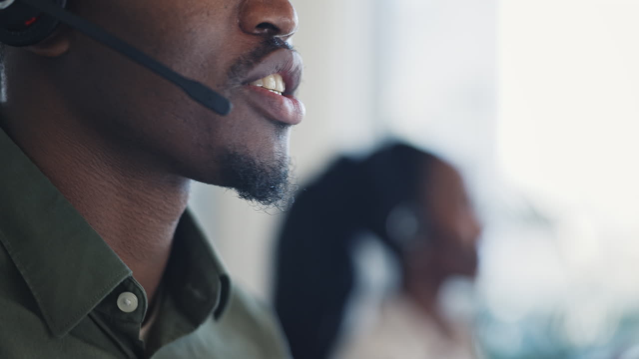 hombre negro, boca y consultoría en micrófono en llamada