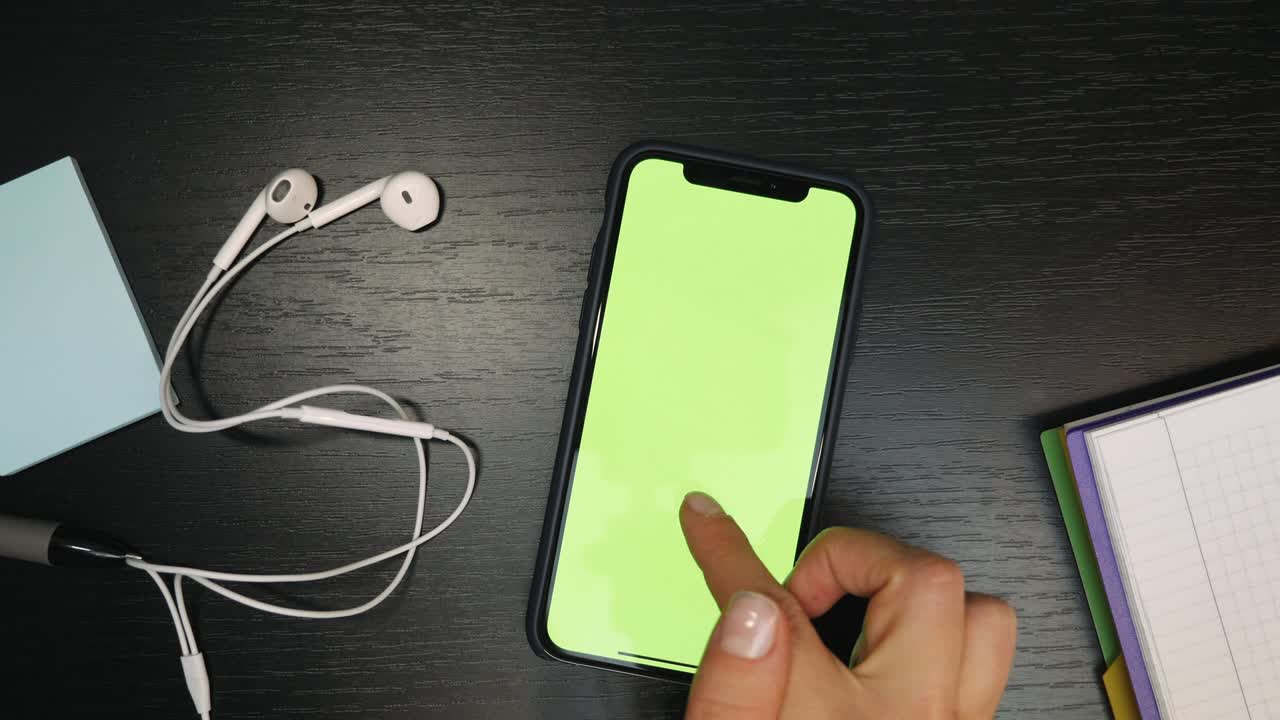 teléfono inteligente con pantalla verde y llave de croma. mujer de negocios está hablando en el teléfono celular. mujer está usando teléfono inteligente digital con pantalla verde. fondo de escritorio de oficina