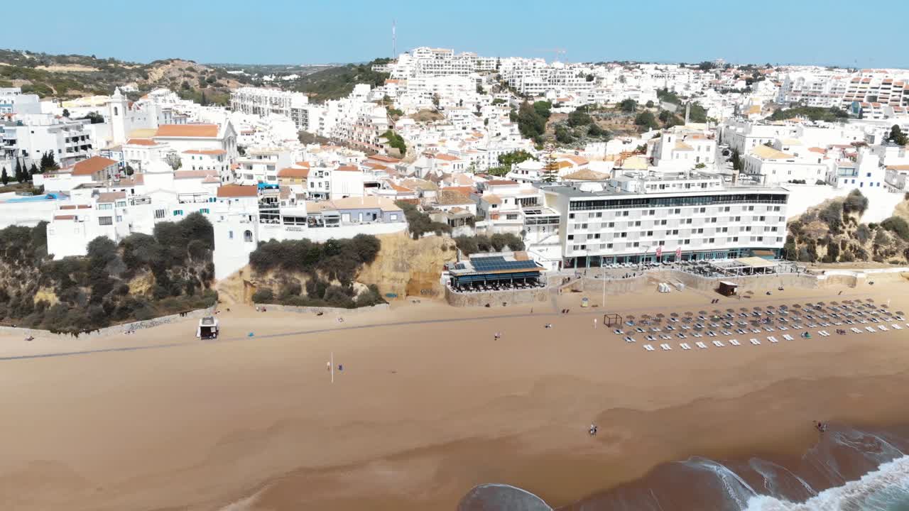 Panoramisk udsigt over Albufeiras middelhavskystlinje i Algarve, Portugal - Panorerende luftoptagelse