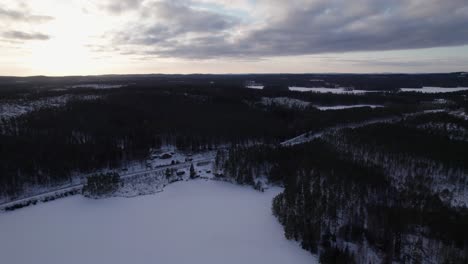 Lago-De-Invierno-Congelado-En-El-Bosque-Cubierto-De-Nieve