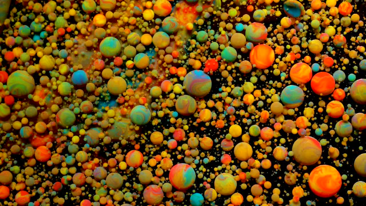 느린 움직임 밝은 색상 거품 오일 아름다운 페인트 우주 색 움직이는 다채로운 근접. 아크릴 페인트. 환상적인 최면 표면. 추상적인 다채로운 페인트 변형 구조 거품.